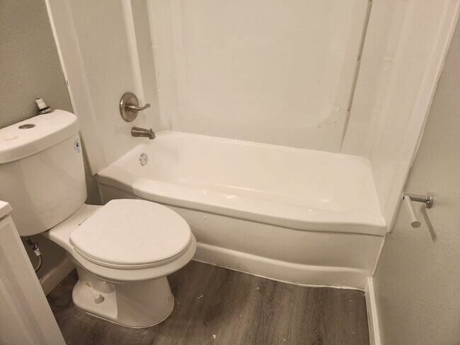 Building Photo - NEWLY RENOVATED 2BD/1BA – CALL TODAY NORTH...