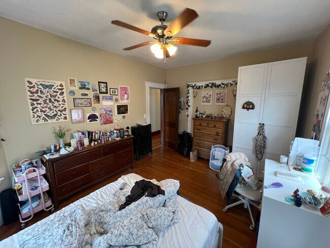 Building Photo - 9/1 Spacious Davis Sq 3BR w/EIK right by T...