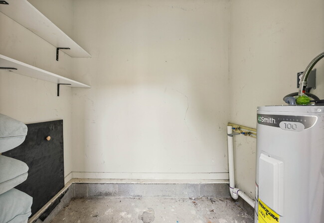 Building Photo - Beautiful 2 Bedroom 1.5 Bathroom Duplex