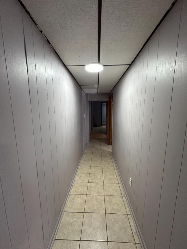 Building Photo - 606 W Main St