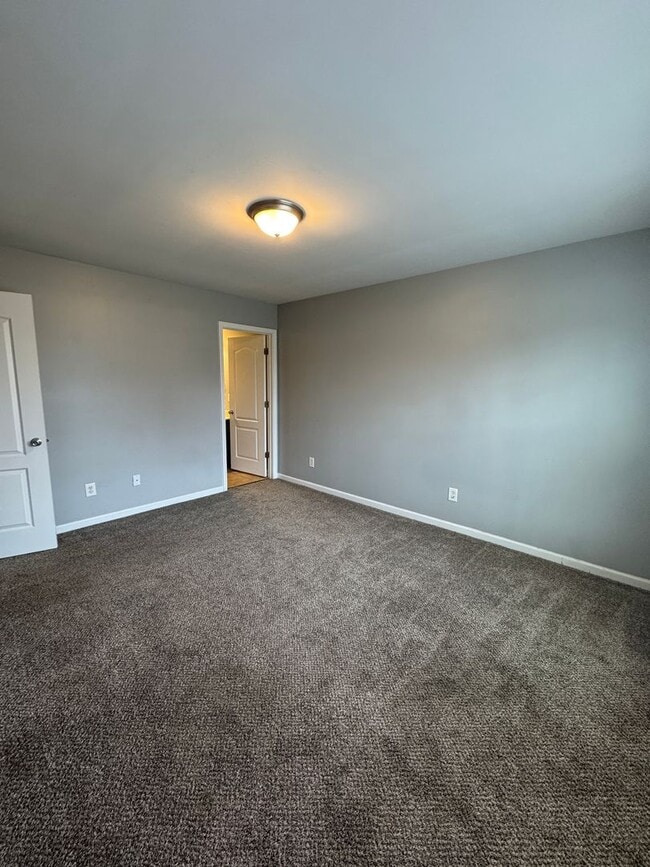 Building Photo - RARE 3-bedroom 2 bath single-family home offers the privacy of a house and a fully fenced in yard...