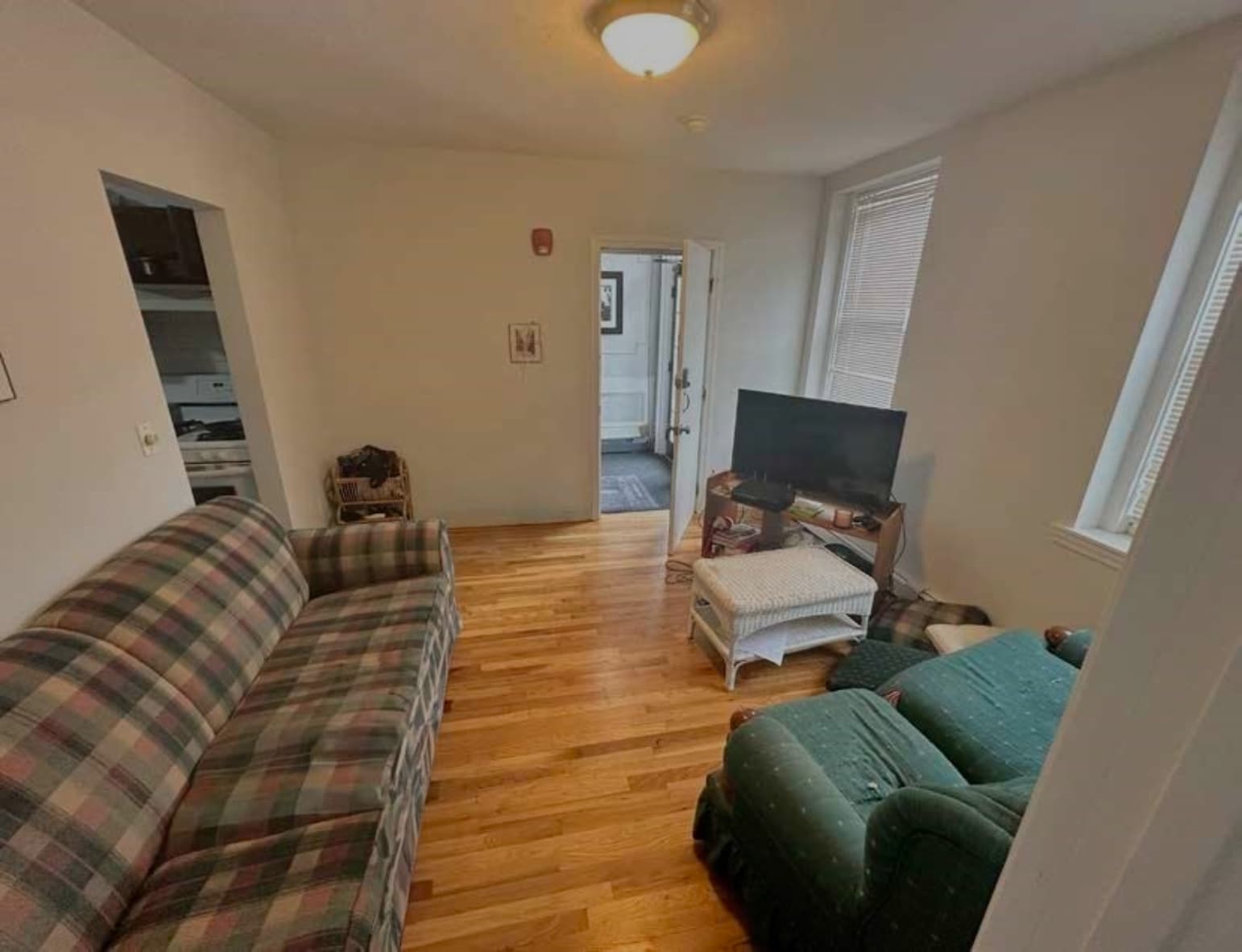 Building Photo - 716 E 6th St