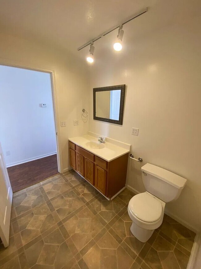 Building Photo - 404 S Marion St