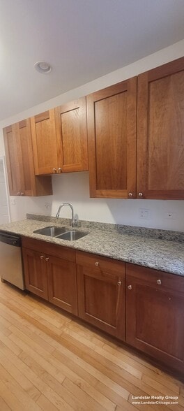 Building Photo - 4946 N Ridgeway Ave