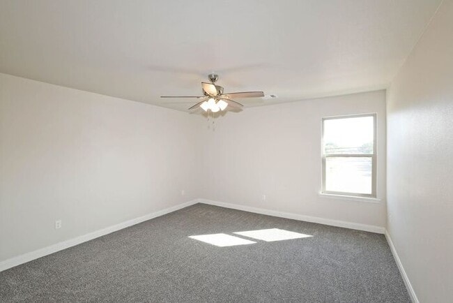 Building Photo - 7628 Woodford Ave