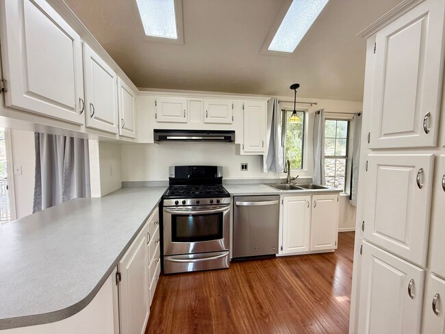 Building Photo - Charming 2-Bedroom Home with Office & Lake...
