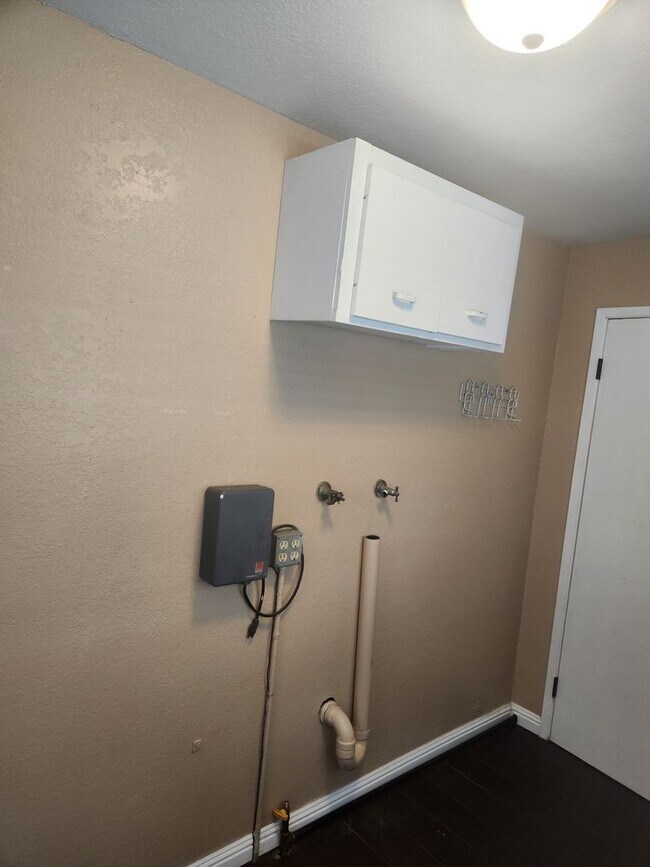 Building Photo - 3 bedrooms 2 bathrooms Downtown Riverside ...