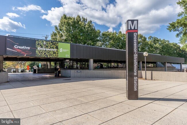 Building Photo - 10423 Montrose Ave