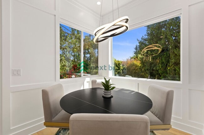 Building Photo - Luxury Meets Innovation | Stunning 5Bed, 5...