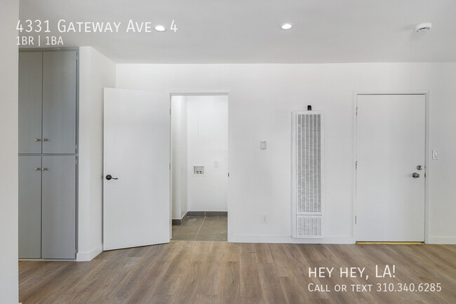 Building Photo - Silver Lake Apartment | One Bedroom | In U...