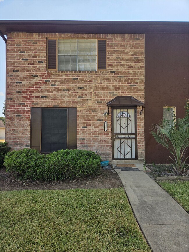 Building Photo - 12177 Sharpview Dr