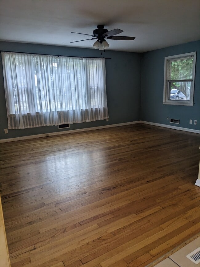 Building Photo - 1211 Stratford Ave