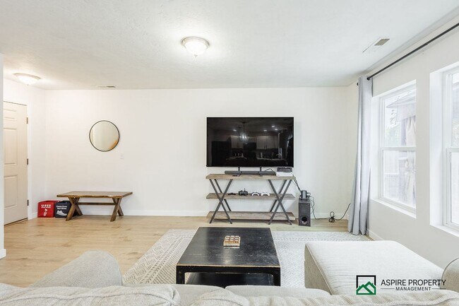 Building Photo - 3 Bed 2.5 Bath Home