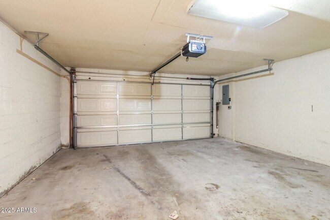 Building Photo - 7653 E Vista Dr