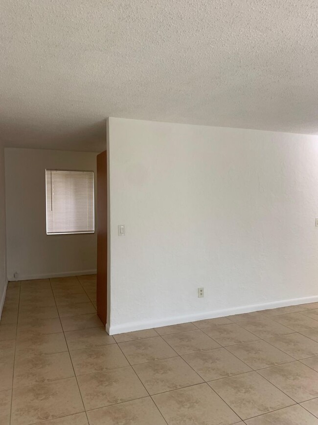 Building Photo - 2 Bedrooms in Hallandale Beach