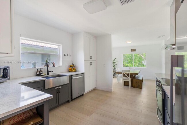 Building Photo - 890 NE 90th St