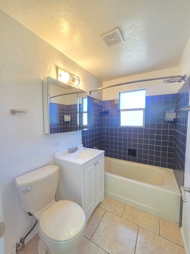 Building Photo - 5621 N Hemlock St