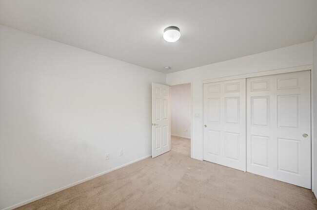 Building Photo - Beautiful 3 bedroom/2.5 baths located acro...