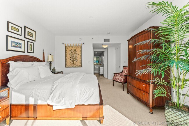 Building Photo - 1551 N Flagler Dr