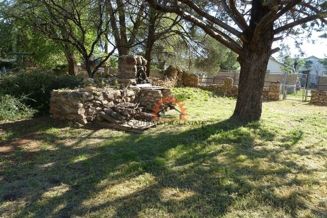 Building Photo - Charming historic 2 bedroom 1 bathroom house