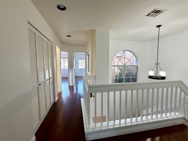 Building Photo - Beautiful 3 bed 2.5 bath home in Oak Park!