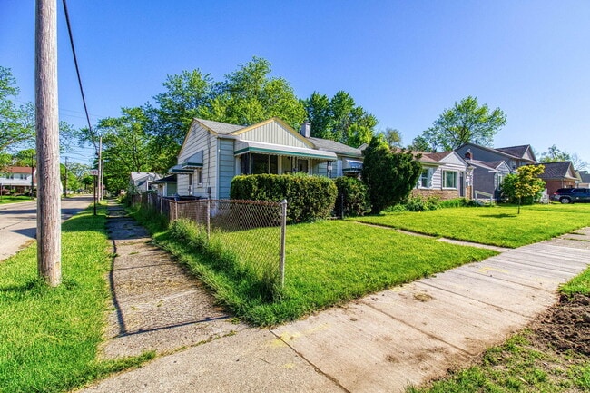 Building Photo - 170 W Maxlow Ave