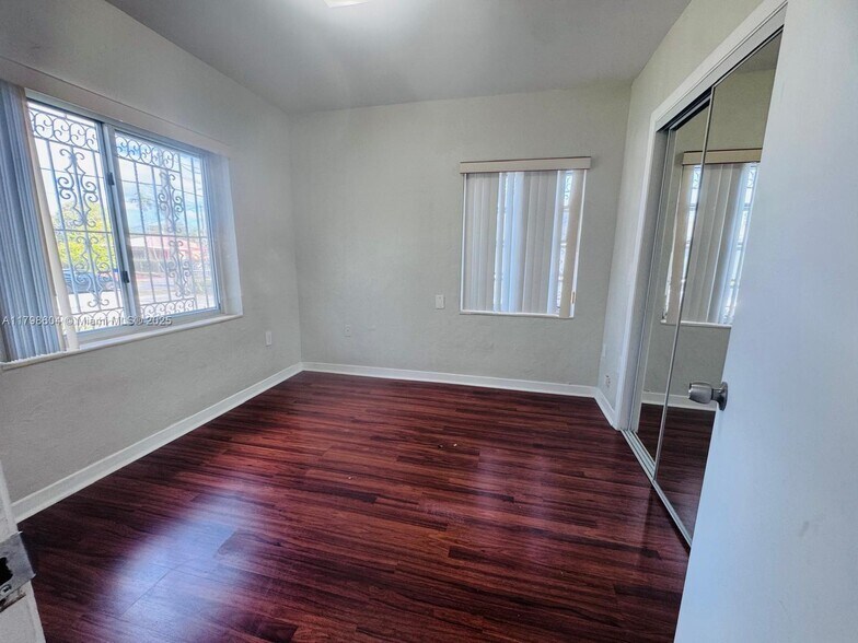 Building Photo - 311 SW 49th Ave