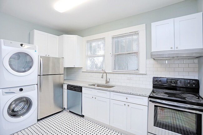 Building Photo - Renovated Single Family