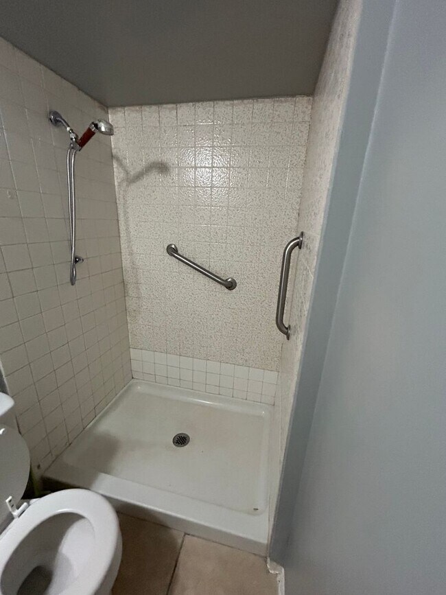Building Photo - Spacious 4 bedroom, 2 bathroom home locate...