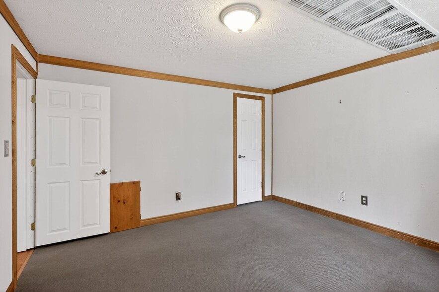 Building Photo - 373 Redwing Rd