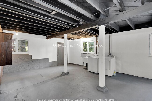 Building Photo - 3732 SW Council Crest Dr