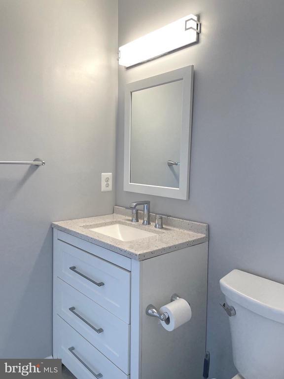 Building Photo - 1100 Quaker Hill Dr