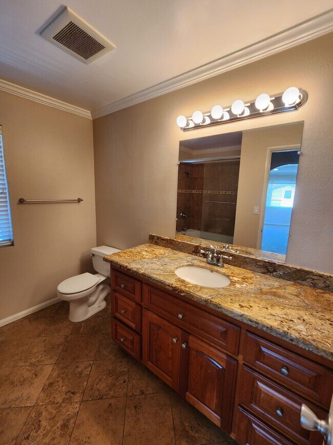 Building Photo - Upper 1 Bedroom Unit Located in Verano Com...