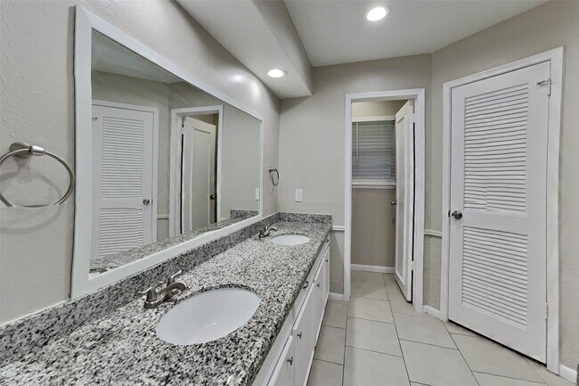 Building Photo - 5307 Summerfield Ln