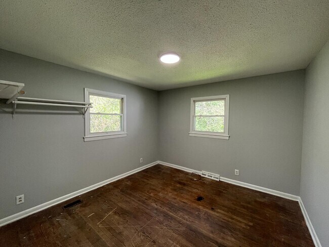 Building Photo - 2321 Stroller Ave