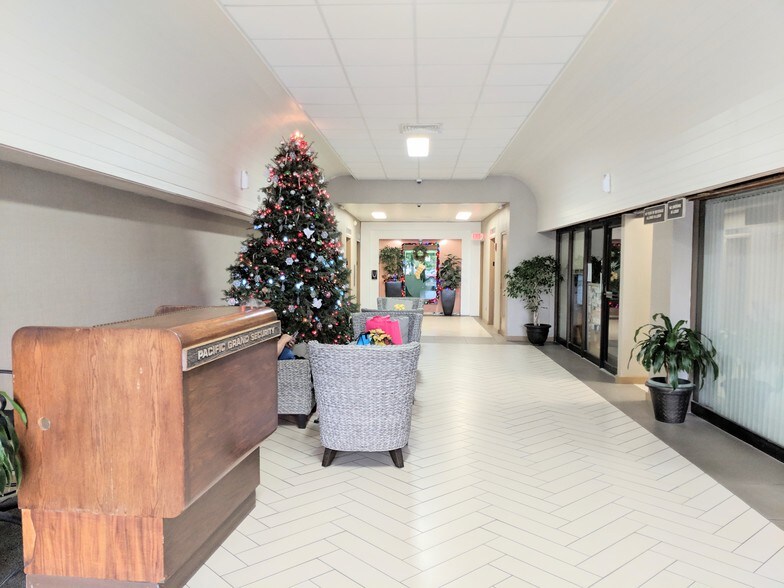 Building Photo - 747 Amana St