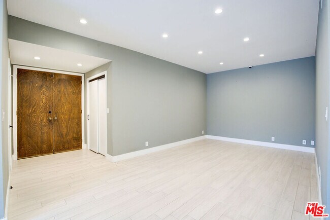 Building Photo - 423 N Palm Dr