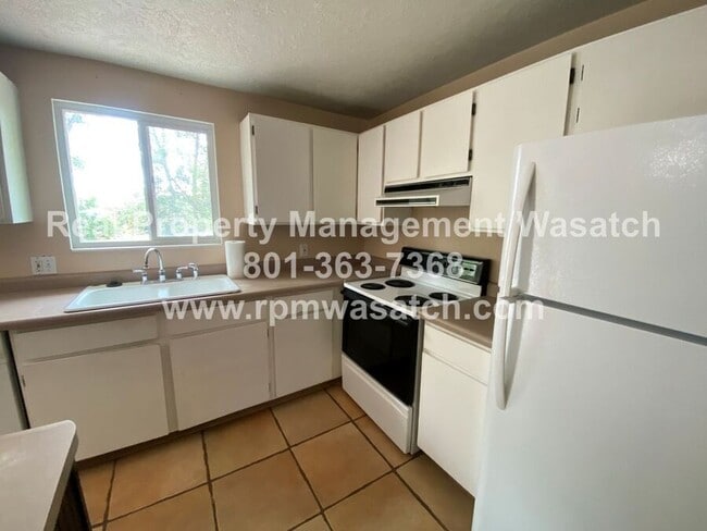 Building Photo - 1098 E Violet Cir