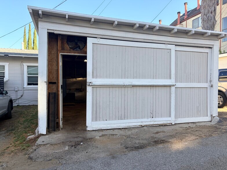 Building Photo - 608 E Angeleno Ave