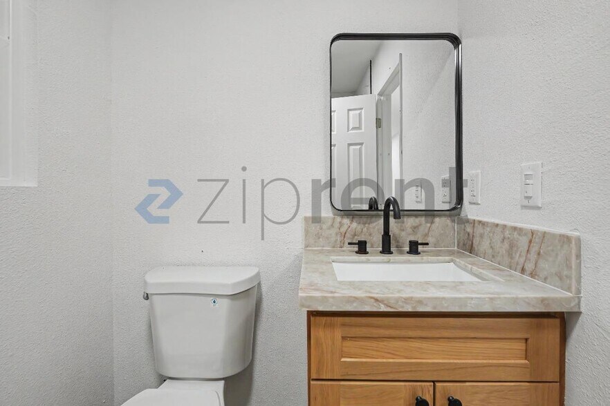 Building Photo - Unit