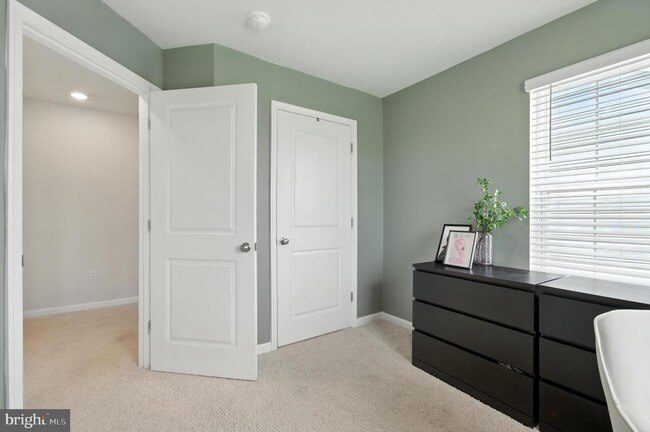 Building Photo - 5051 Silver Oak Dr
