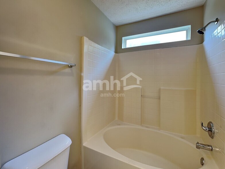 Building Photo - 3107 Creekview Ln