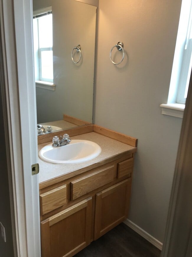 Building Photo - Townhome in NW Redmond in Fairhaven Vista