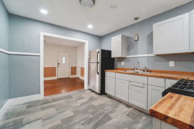Building Photo - 5224 Bernardo De Galvez Ave