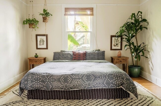 Building Photo - 1608 Bath St