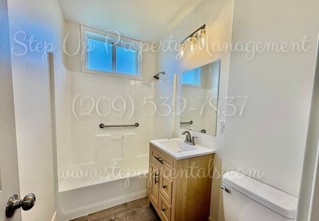 Building Photo - 18669 Pine St