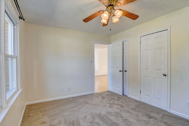 Building Photo - 3 BDRM / 2.5 BATH with FENCED BACKYARD - WINDSOR WOODS!