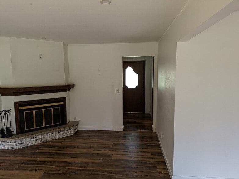LR view towards front door - 2906 Southbridge Rd