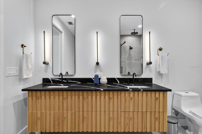 Building Photo - 423 W Amelia Ave