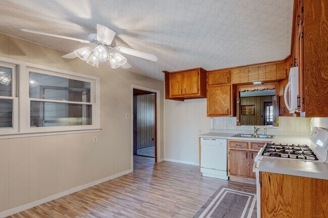 Building Photo - Charming 3-Bedroom Gem with Mid-Century Fl...